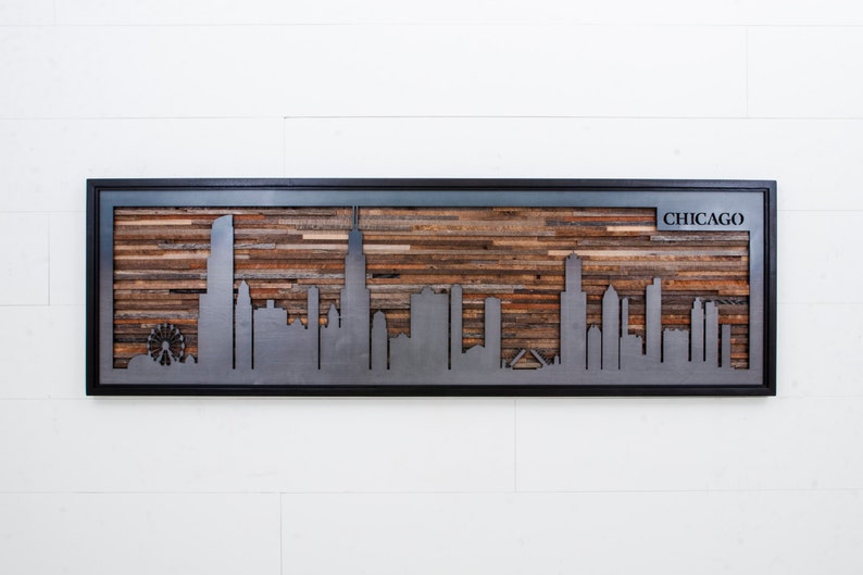 Peut inclure: Une d&eacute;coupe en m&eacute;tal de l'horizon de Chicago, avec le mot "CHICAGO" dans le coin sup&eacute;rieur droit, est mont&eacute;e sur un fond en bois. Le bois est compos&eacute; de planches de bois r&eacute;cup&eacute;r&eacute;es dans diff&eacute;rentes nuances de brun.