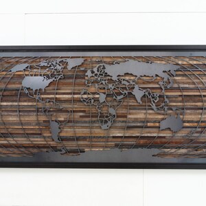 Oeuvre de carte du monde faite de vieux bois de grange et d’acier naturel, art de mur en métal, grand art de mur, sculpture de mur de bois