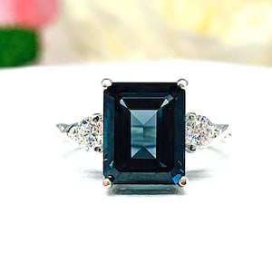 Anillo de tres piedras con topacio azul de Londres talla esmeralda y moissanita • 8x6–10 x 8 mm, plata de ley