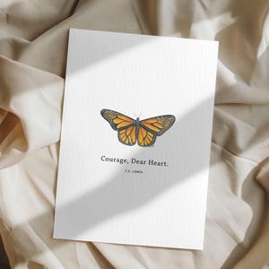 Stampa di CS Lewis Courage Dear Heart, citazione di Narnia in acquerello, dipinto di farfalla monarca, cameretta per bambini, poster, libro, mamma, novembre
