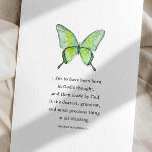 Stampa con citazione di George MacDonald Made by God con farfalla pavone color smeraldo, arte murale ad acquerello, dipinto, cameretta per bambini, libro, mamma, verde maggio