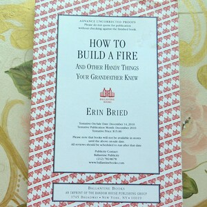 Könnte beinhalten: Ein weißer Buchumschlag mit rotem Text, der "How to Build a Fire and Other Handy Things Your Grandfather Knew" von Erin Brier lautet. Das Buch ist ein Abdruck von Ballantine Books, einem Abdruck der Random House Publishing Group. Das Buch ist ein Original im Taschenbuchformat.