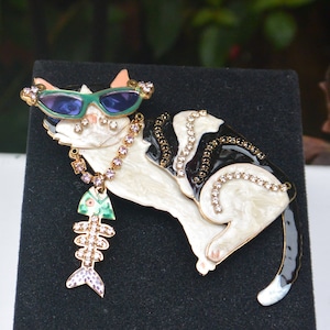 Lunch at the Ritz Brosche/Anhänger - UNBENUTZT -- signiert, Glamour Cat, Sonnenbrille/Fisch, gelenkig, tolles Geschenk - Vintage - Selten, Fabelhaft!