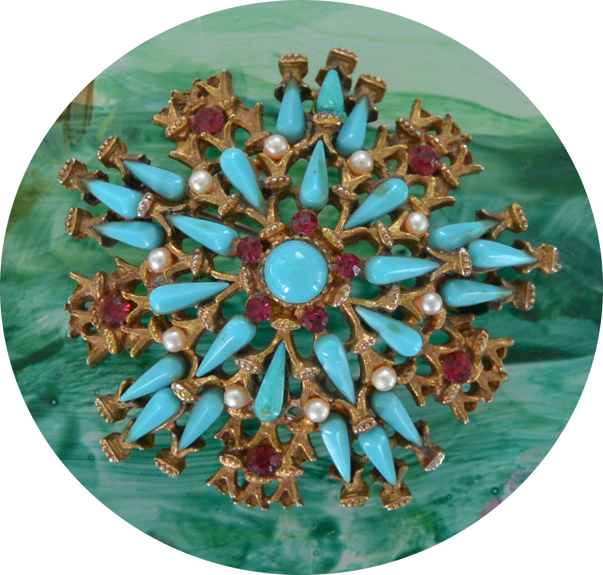 アクセサリー Vintage fake turquoise/coral gold broach SPHINX Gold-tone, Faux-pearl and Faux Turquoise Filigree