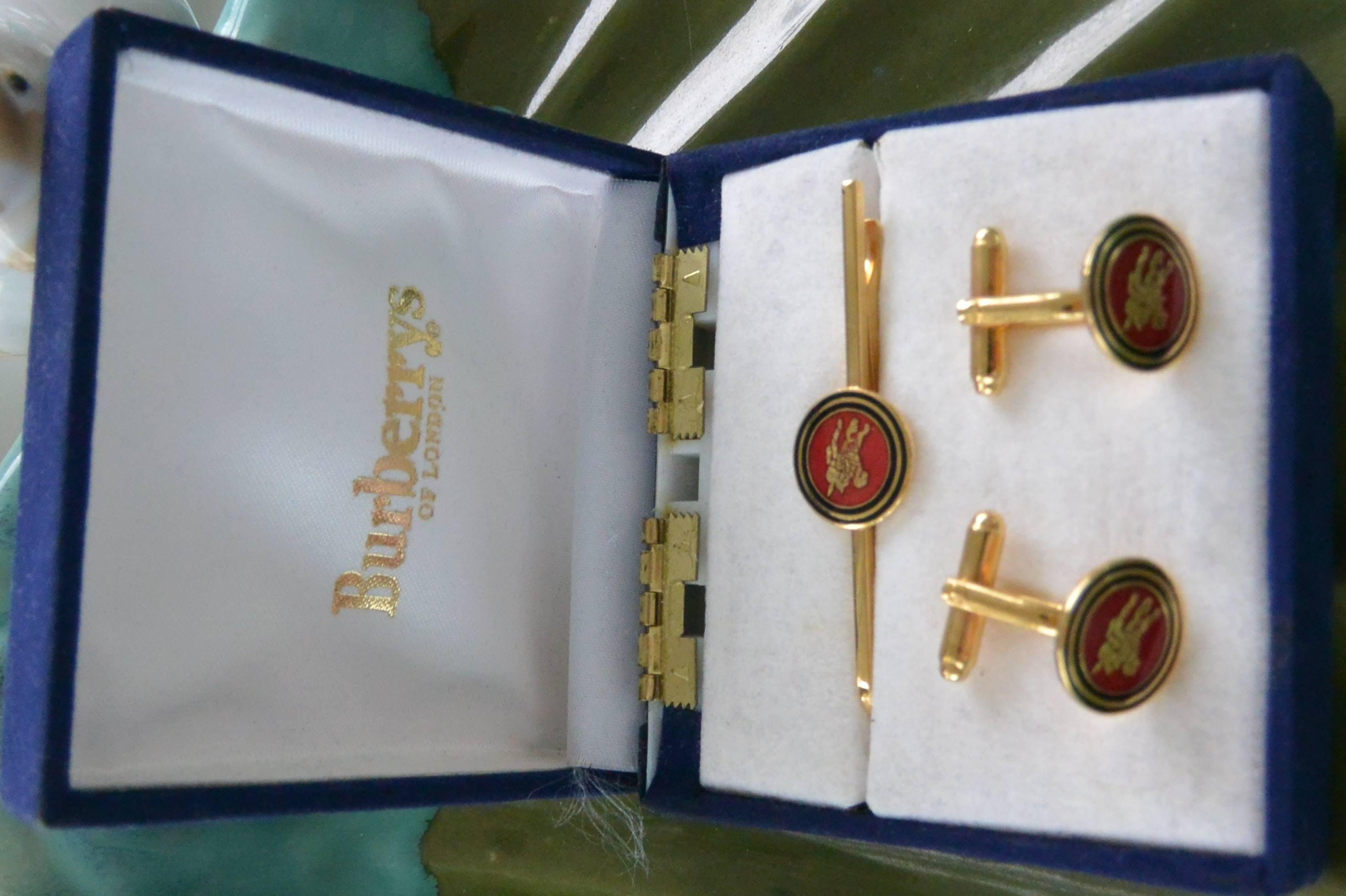 バーバリーのカフスボタン/ネクタイピンセット - 馬に乗った騎士