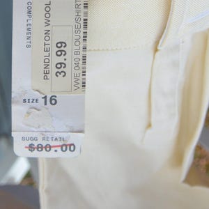 Puede incluir: Primer plano de una blusa o camisa de color amarillo claro con una etiqueta. La etiqueta dice "PENDLETON WOOLEN MILLS" y "TALLA 16". El precio original est&aacute; tachado, con un precio de venta de 39,99 &euro;.