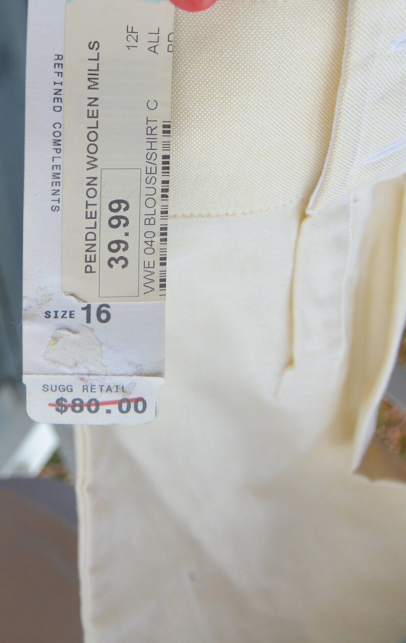 Puede incluir: Primer plano de una blusa o camisa de color amarillo claro con una etiqueta. La etiqueta dice "PENDLETON WOOLEN MILLS" y "TALLA 16". El precio original est&aacute; tachado, con un precio de venta de 39,99 &euro;.