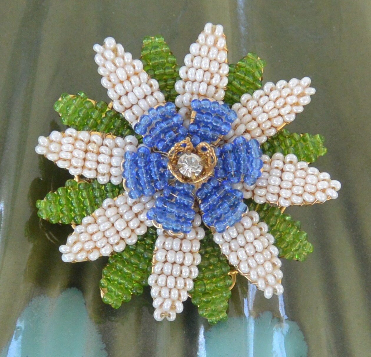 スタンレー ハグラー フラワー ブローチ: 署名入り、マルチカラー