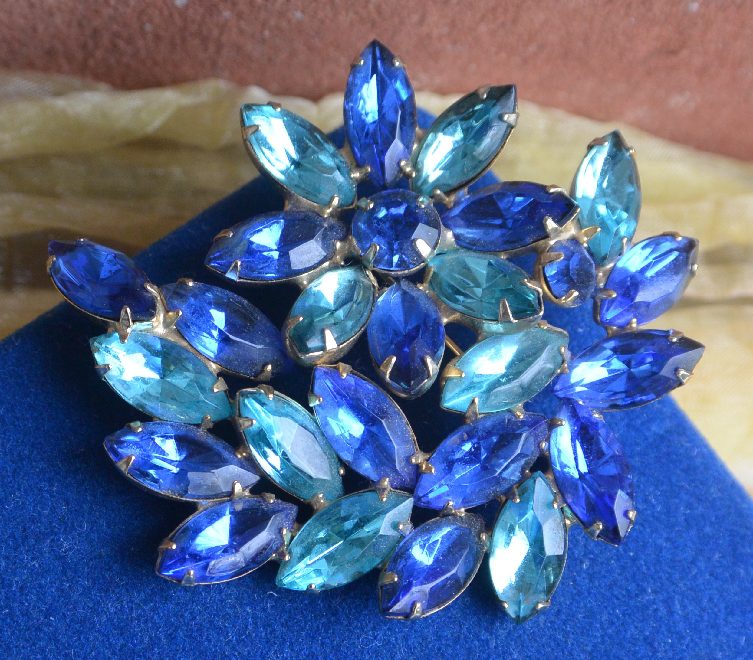 Juliana D&E Brooch, Glitzy Blue/green Cabochon: Prong Set, Vintage