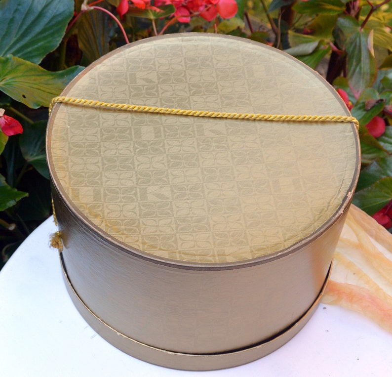 Great Condition Hochschilds Dept Store Vintage -Rare Gold Hat Box Fabulous!