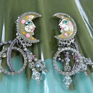 LATR Mond Ohrringe - UNBENUTZT - Signiert, Halbmond/ Bunt, Lavendel Swarovski Kristalle, Clip, Tolles Geschenk- Vintage - Selten, Fabelhaft!