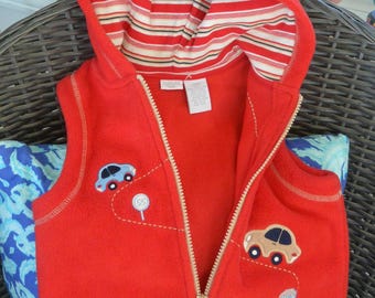 Colete com capuz estilo parisiense - NOVO - Vermelho com estampa de carros, tamanho infantil 24 meses, vintage, em promoção!