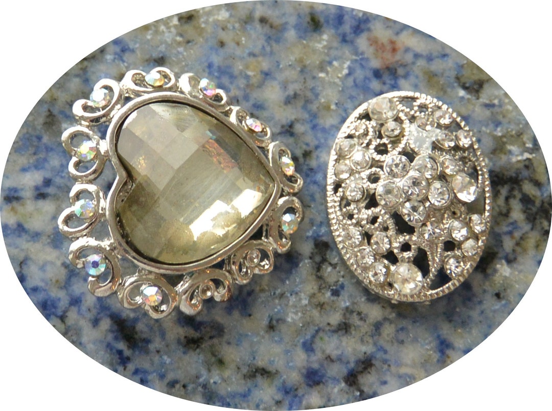 Broche Vintage Cœur Ajouré Avec Cristaux De Couleur – Or, Modèle 5198, État Impeccable