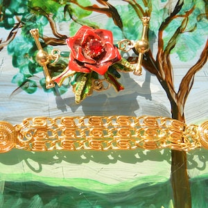 Lunch at the Ritz Armband/LATR Rosenanhänger - NICHT BENUTZT - Zweimal signiert, rote Rose, 2 Stück, tolles Geschenk -Vintage - Selten, Fabelhaft!