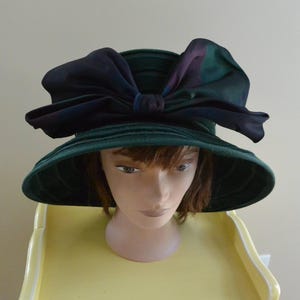 Vintage Liz Claiborne Green Wool Hat: Wide Brim, Elegant Bow  display picture 3