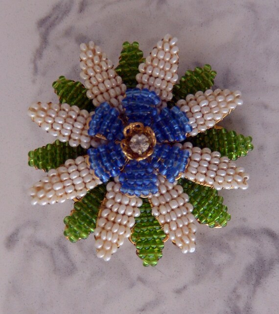 スタンレー ハグラー フラワー ブローチ: 署名入り、マルチカラー