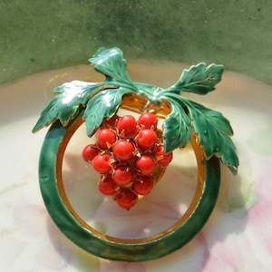 Broche de esmalte Sandor vintage: guirlanda de Natal com frutas vermelhas