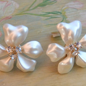Verkauf! KJL Blumen Ohrringe - UNBENUTZT - Signiert, Perlglanz, Blütenblätter / Glam Kristalle, Clip, KJL Tasche, Tolles Geschenk - Vintage - Selten, Fabelhaft!