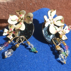 Boucles d&#39;oreilles Lunch at the Ritz - Fleurs/Swarovski glam, signés, excellent cadeau - vintage - Rares, fabuleux !