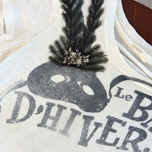 Könnte beinhalten: Ein Set aus drei Keramikbechern mit gesprenkelter, matter Oberfläche. Die Becher sind in Creme-, Hellgrau- und Dunkelgrautönen gehalten. Jeder Becher hat ein schlichtes, minimalistisches Design.