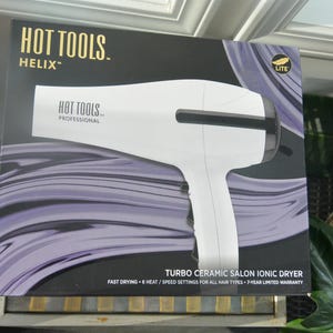 Może przedstawiać: Białe pudełko do suszarki jonowej Turbo Ceramic Salon Hot Tools Helix. Pudełko zawiera grafikę suszarki oraz tekst "HOT TOOLS" i "PROFESSIONAL". Na pudełku widnieje również napis "FAST DRYING" i "6 HEAT/SPEED SETTINGS".