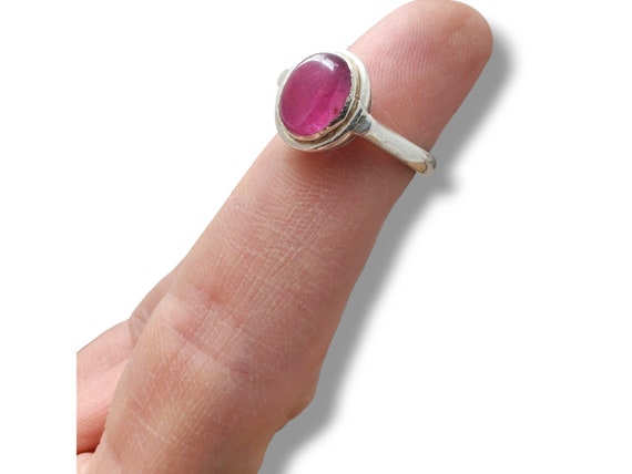 Genuine Ruby ~ Vintage Sterling Silver Ring ~ Siz… - image 4