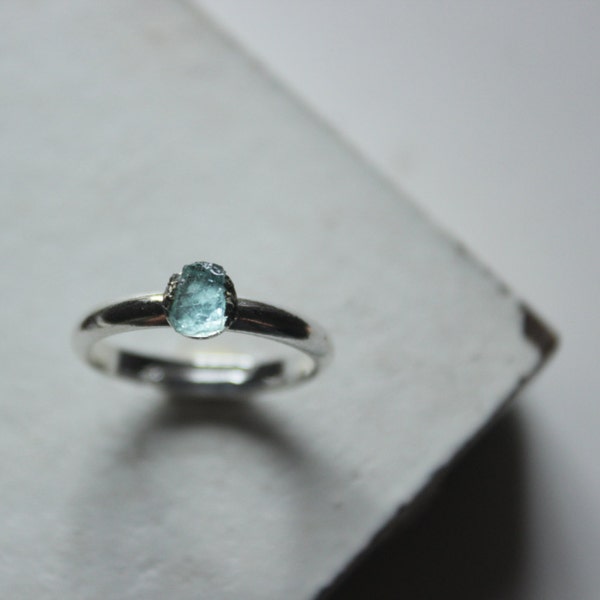 Aquamarin Ring Silber Raw Aquamarin Ring, Barstühle blau, rohen Kristall Ring, rohen Stein Ring, zierliche Ring, Boho Ringe, Zigeuner Ringe Heilung Kristall ring