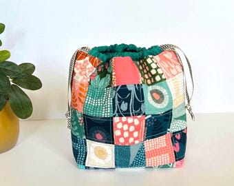 Bolsa con cordón azul y rosa, bolsa acolchada con cierre de patchwork.