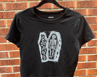 Top corto con estampado de esqueleto: Camiseta gótica para bebé con estampado de bloques de linóleo tallados a mano