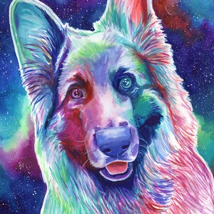 Op de afbeelding: Een aquarel schilderij van een Duitse herder met een kleurrijke, galaxy-achtige achtergrond. De vacht van de hond is geschilderd in tinten blauw, groen, roze en paars, en zijn ogen zijn verschillende kleuren.