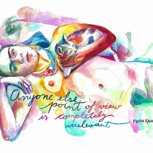 K&ouml;nnte beinhalten: Aquarellmalerei im Stil von Frida Kahlo, die eine Person mit einer Katze darstellt. Die Person tr&auml;gt einen Blumenkranz und Schmuck. Das Kunstwerk enth&auml;lt das Zitat: &bdquo;Die Meinung eines anderen ist v&ouml;llig irrelevant.&ldquo;