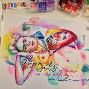 K&ouml;nnte beinhalten: Aquarellmalerei einer Frau und einer Katze, inspiriert von Frida Kahlo. Das Kunstwerk zeigt leuchtende Farben und das Zitat "Anyone else point of view is completely irrelevant." Farbpaletten und Pinsel sind sichtbar.