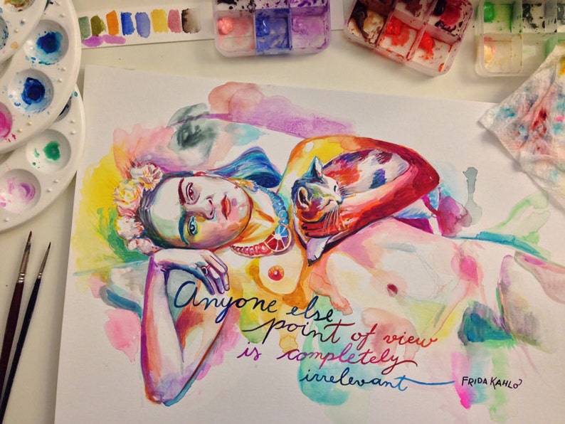 K&ouml;nnte beinhalten: Aquarellmalerei einer Frau und einer Katze, inspiriert von Frida Kahlo. Das Kunstwerk zeigt leuchtende Farben und das Zitat "Anyone else point of view is completely irrelevant." Farbpaletten und Pinsel sind sichtbar.