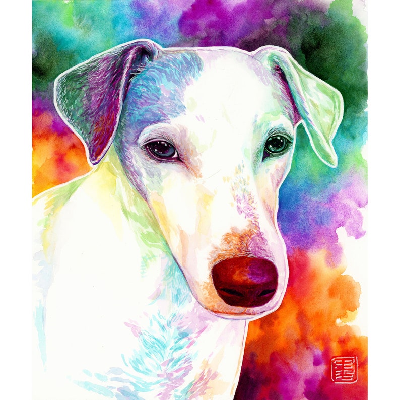 Op de afbeelding: Waterverf schilderij van een witte hond met een kleurrijke achtergrond. De vacht van de hond is wit met hints van blauw en paars. De achtergrond is een levendige mix van groen, blauw, paars, oranje en rood.