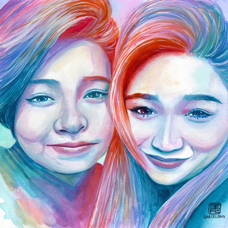 Pode incluir: Uma pintura em aquarela de duas mulheres com cabelo comprido. A mulher &agrave; esquerda tem cabelo azul e roxo, e a mulher &agrave; direita tem cabelo vermelho e laranja. Ambas as mulheres est&atilde;o sorrindo.