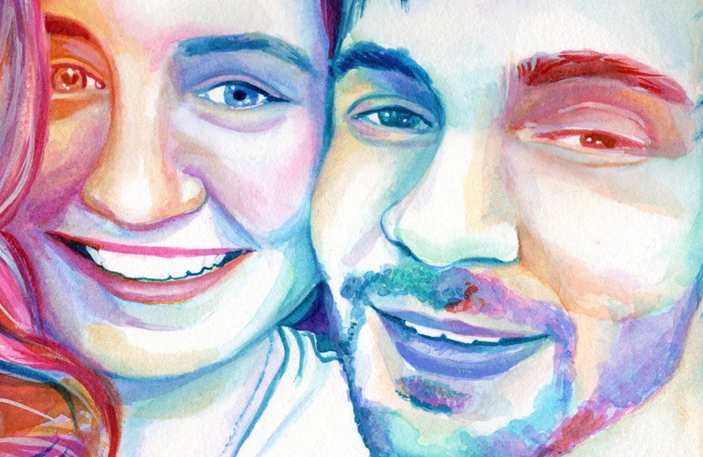Pode incluir: Uma pintura em aquarela de um casal, uma mulher com cabelo rosa e um homem com barba, sorrindo um para o outro. A pintura &eacute; feita em tons de azul, rosa e verde.