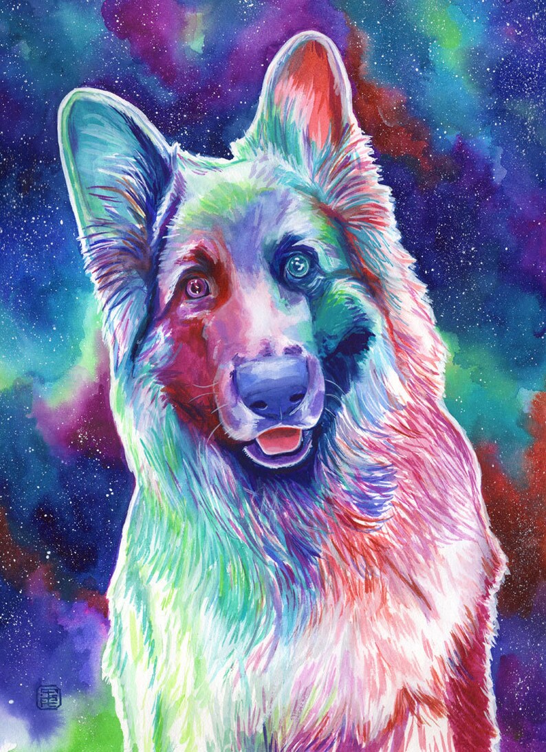 Op de afbeelding: Een aquarel schilderij van een Duitse herder met een kleurrijke, galaxy-achtige achtergrond. De vacht van de hond is geschilderd in tinten blauw, groen, roze en paars, en zijn ogen zijn verschillende kleuren.