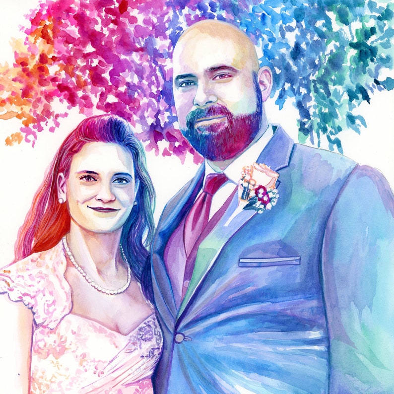 Pode incluir: Uma pintura em aquarela de um casal em trajes de casamento. A mulher est&aacute; vestindo um vestido branco com um padr&atilde;o floral rosa. O homem est&aacute; vestindo um terno azul com uma gravata vermelha e uma flor branca na lapela. O fundo &eacute; uma aquarela de rosa e azul.