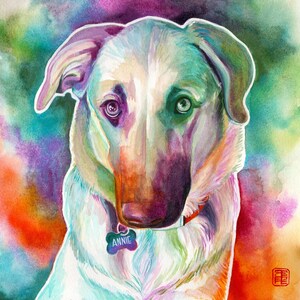 Op de afbeelding: Een aquarel schilderij van een witte hond met een kleurrijke achtergrond. De hond heeft blauwe ogen en een paarse neus. De hond draagt een halsband met een tag waarop "Annie" staat.