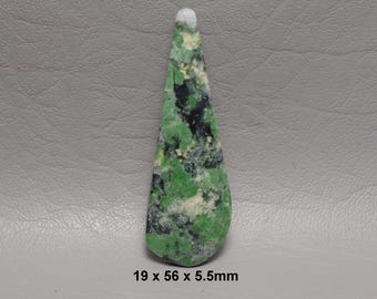 Puede incluir: Una piedra preciosa en forma de lágrima con un patrón moteado verde, negro y blanco. La piedra mide 1,9 cm de ancho, 5,6 cm de largo y 0,55 cm de grosor. La parte superior de la piedra tiene una pequeña punta redondeada blanca.