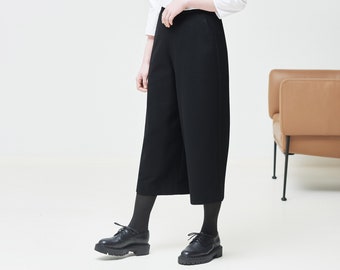 Weite Wollhose mit Seitentaschen und Viskosefutter, Entspannte warme, maßgeschneiderte Caprihose, Lässige minimalistische Streetwear, Hose mit hoher Taille