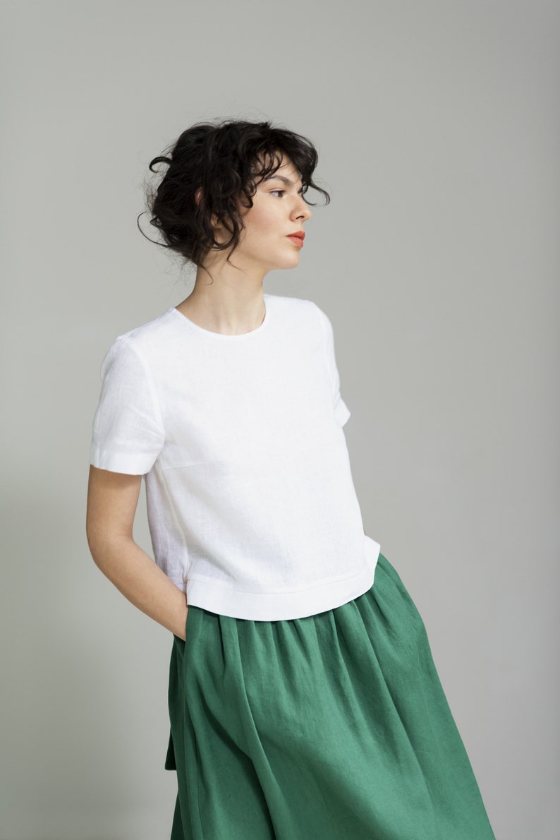 Vacation capsule wardrobe linen top, Crop soft flax blouse with short sleeves, Casual summer round neck t-shirt, Minimalist resort tee ホワイト