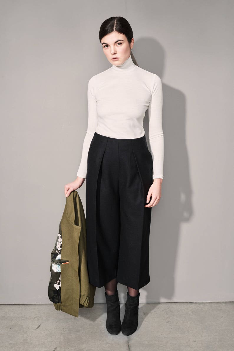 High-waisted wide wool trousers with deep pleats and side pockets, wool culottes with viscose lining image 3