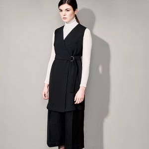 High-waisted wide wool trousers with deep pleats and side pockets, wool culottes with viscose lining image 4