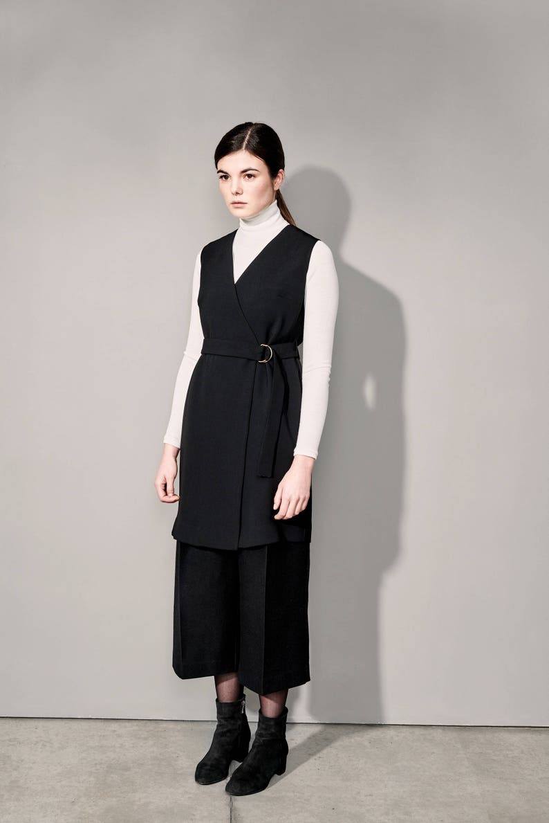 High-waisted wide wool trousers with deep pleats and side pockets, wool culottes with viscose lining image 4