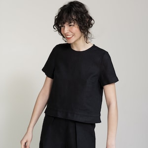 Vacation capsule wardrobe linen top, Crop soft flax blouse with short sleeves, Casual summer round neck t-shirt, Minimalist resort tee ブラック