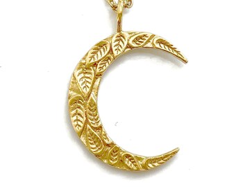 Collar de media luna dorada - Luna del bosque - Estampado de hojas, temática forestal - Collar de media luna - Collar de luna bohemio