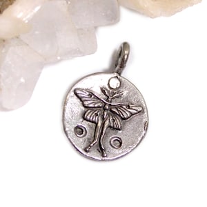 Luna Motte Silberkette, Boho Anhänger, Geschenk für sie, Natur, Luna Motte Schmuck, Mondanhänger, Blume des Lebens