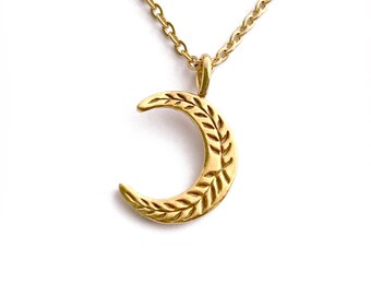 Collar con colgante de luna creciente dorada - Pequeño dije - Detalle de helecho y hoja de bosque