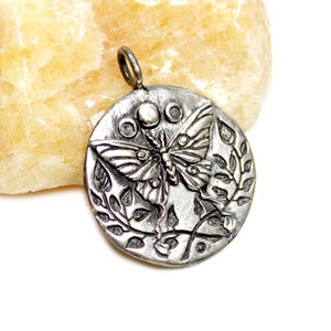 Luna Motte Silber Anhänger - Großes Medaillon, Geschenk für Sie, Natur, Luna Motte Schmuck, Boho Anhänger, Blume des Lebens, Mond